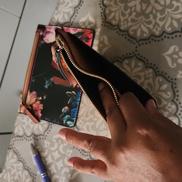 Beautiful Wristlet - Picture 4 of 6